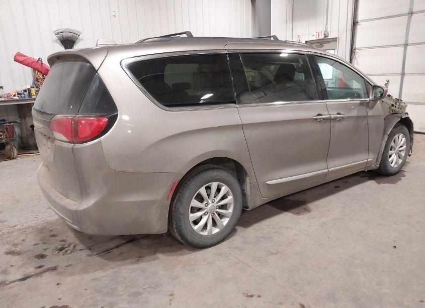 Photo 4 of 2017 Chrysler Pacifica TOURING-L (VIN 2C4RC1BG7HR803730)