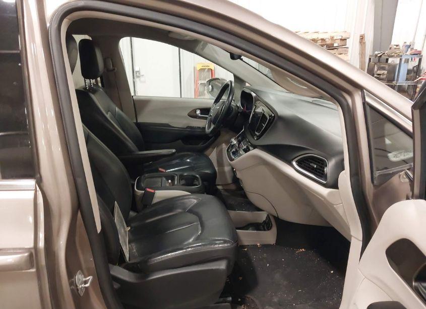 Photo 5 of 2017 Chrysler Pacifica TOURING-L (VIN 2C4RC1BG7HR803730)