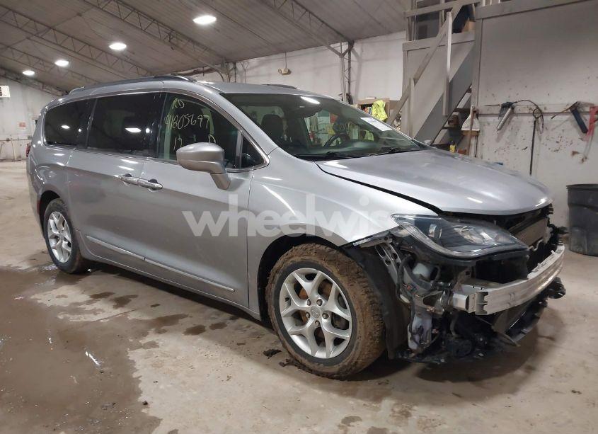 2017 Chrysler Pacifica TOURING-L (VIN 2C4RC1BG7HR831320) main photo