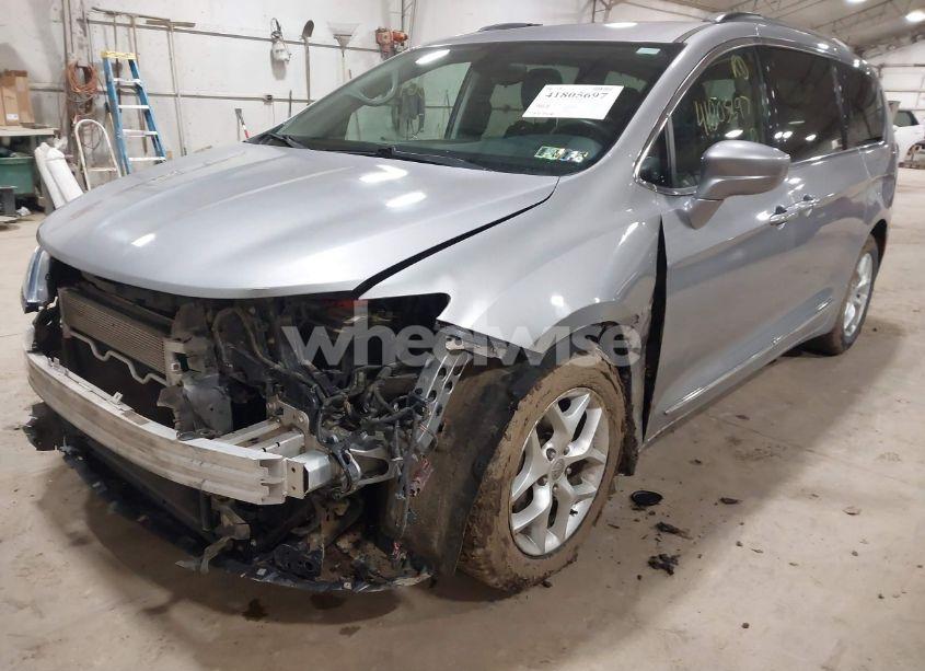 Photo 2 of 2017 Chrysler Pacifica TOURING-L (VIN 2C4RC1BG7HR831320)