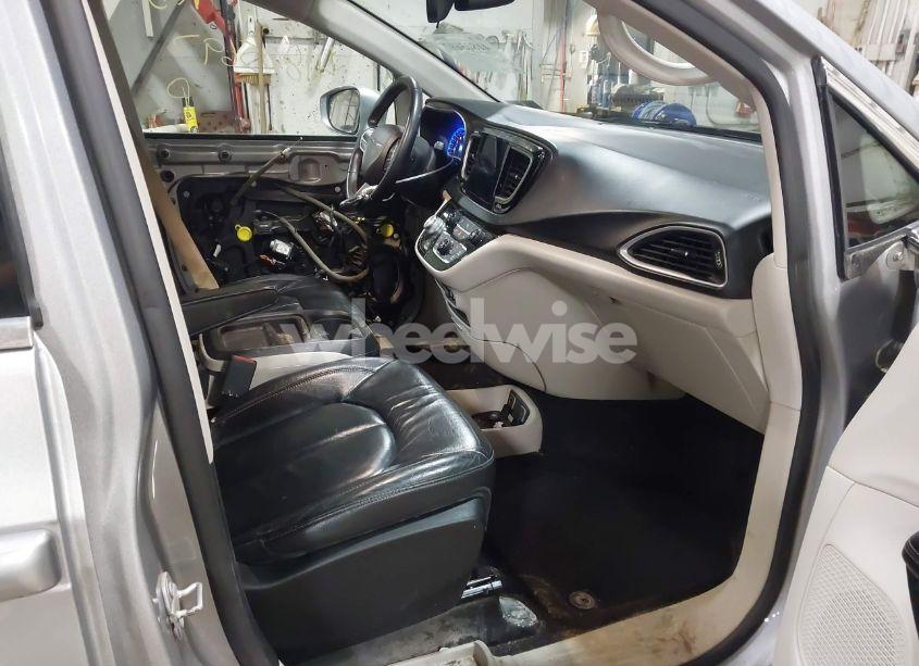 Photo 5 of 2017 Chrysler Pacifica TOURING-L (VIN 2C4RC1BG7HR831320)