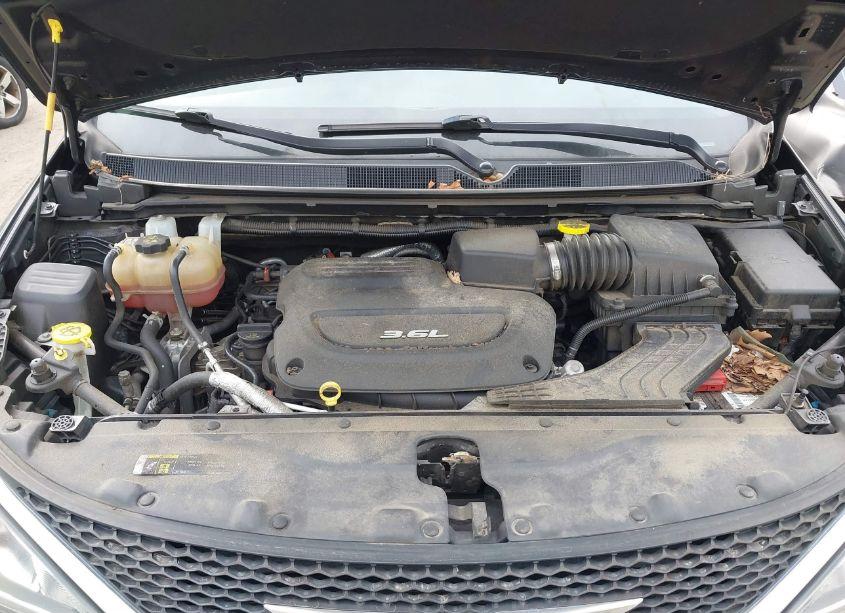 Photo 10 of 2018 Chrysler Pacifica TOURING L (VIN 2C4RC1BG7JR294485)