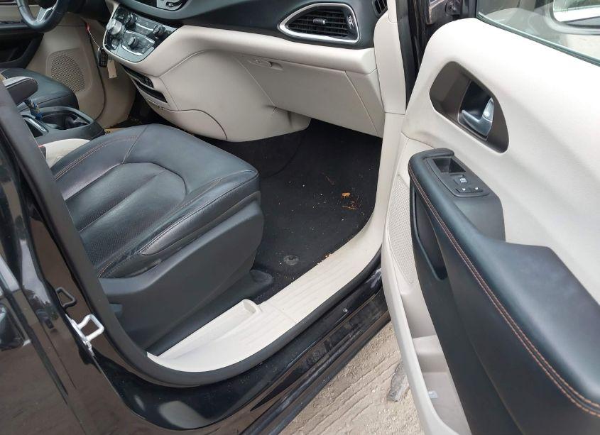 Photo 5 of 2018 Chrysler Pacifica TOURING L (VIN 2C4RC1BG7JR294485)