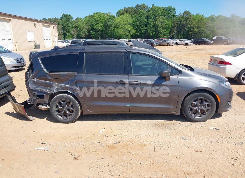Photo 14 of 2019 Chrysler Pacifica TOURING L (VIN 2C4RC1BG7KR549220)