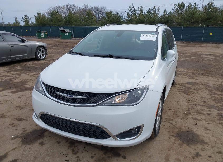Photo 2 of 2019 Chrysler Pacifica TOURING L (VIN 2C4RC1BG7KR667431)
