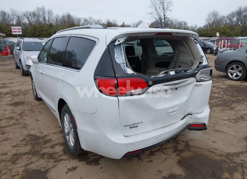 Photo 3 of 2019 Chrysler Pacifica TOURING L (VIN 2C4RC1BG7KR667431)