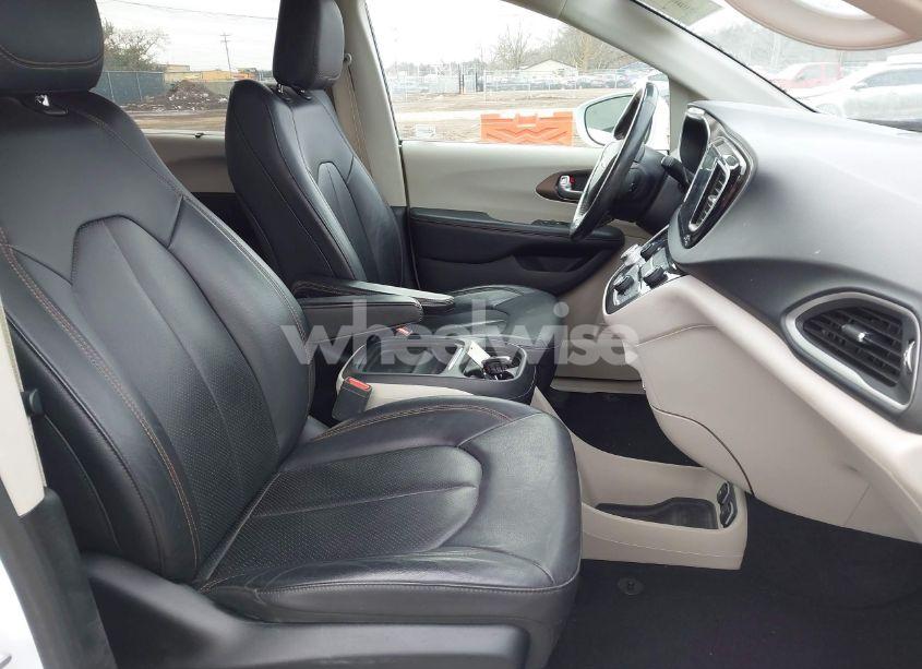 Photo 5 of 2019 Chrysler Pacifica TOURING L (VIN 2C4RC1BG7KR667431)