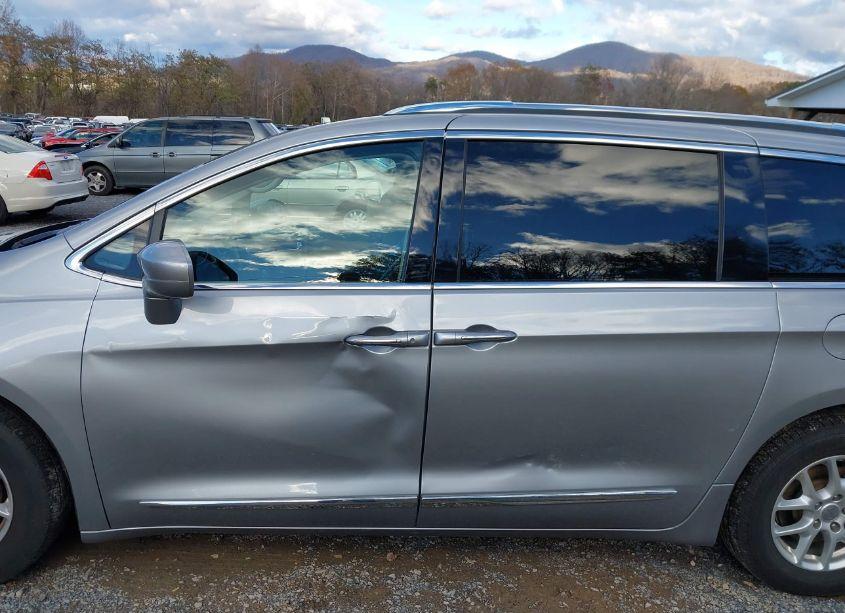 Photo 18 of 2020 Chrysler Pacifica TOURING L (VIN 2C4RC1BG7LR279780)