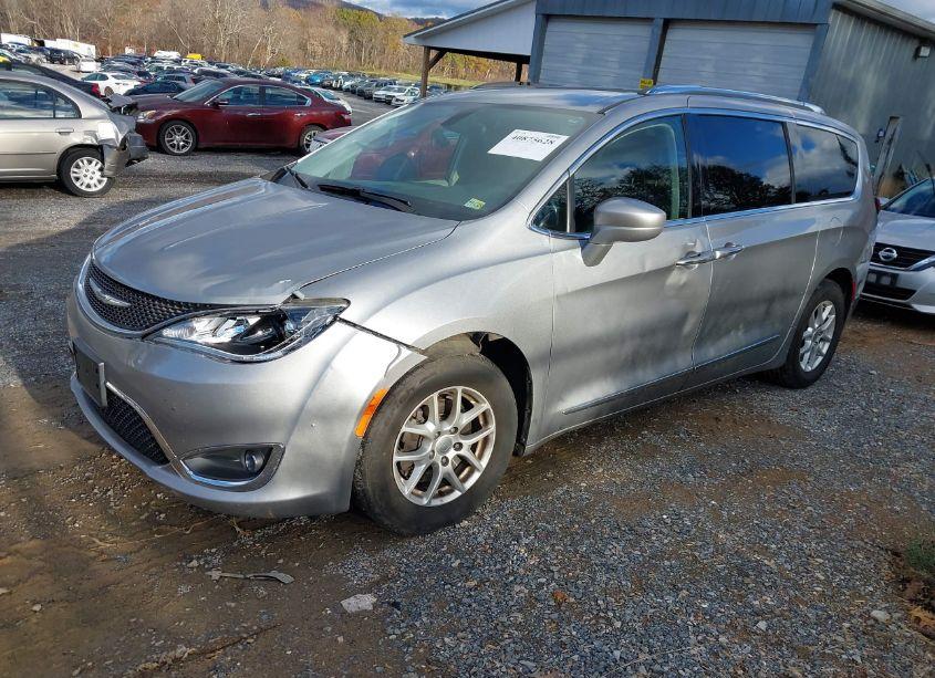 Photo 2 of 2020 Chrysler Pacifica TOURING L (VIN 2C4RC1BG7LR279780)