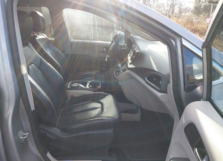 Photo 5 of 2020 Chrysler Pacifica TOURING L (VIN 2C4RC1BG7LR279780)