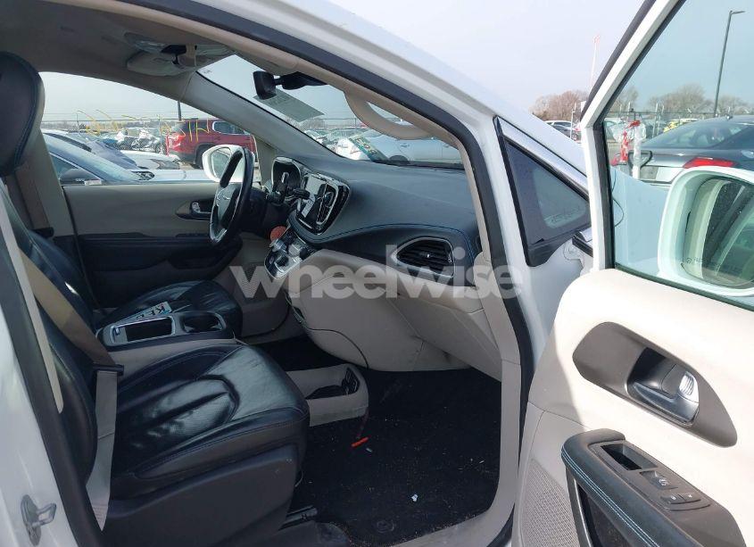 Photo 5 of 2021 Chrysler Pacifica TOURING L (VIN 2C4RC1BG7MR543484)