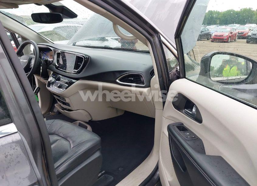 Photo 5 of 2022 Chrysler Pacifica TOURING L (VIN 2C4RC1BG7NR114024)