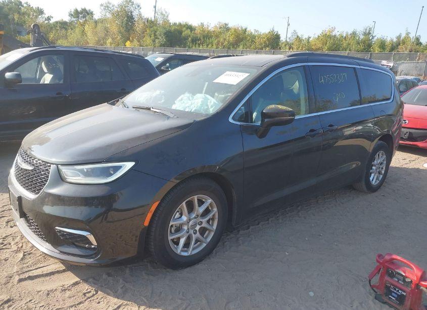 Photo 2 of 2022 Chrysler Pacifica TOURING L (VIN 2C4RC1BG7NR117702)