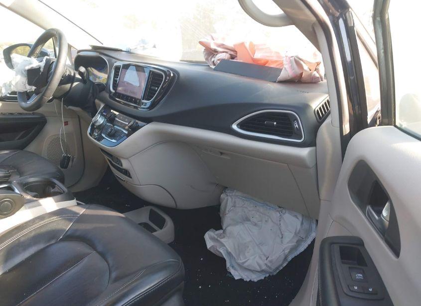 Photo 5 of 2022 Chrysler Pacifica TOURING L (VIN 2C4RC1BG7NR117702)