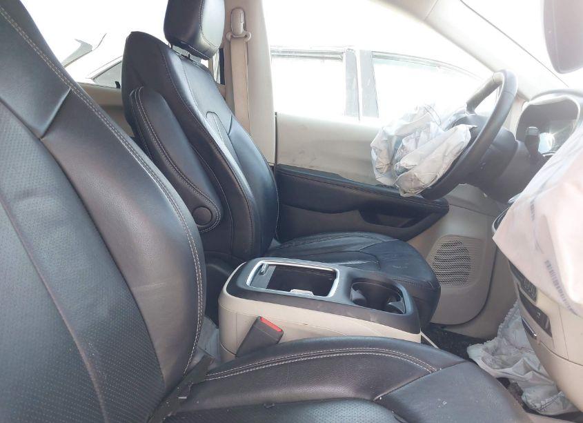 Photo 5 of 2022 Chrysler Pacifica TOURING L (VIN 2C4RC1BG7NR160789)