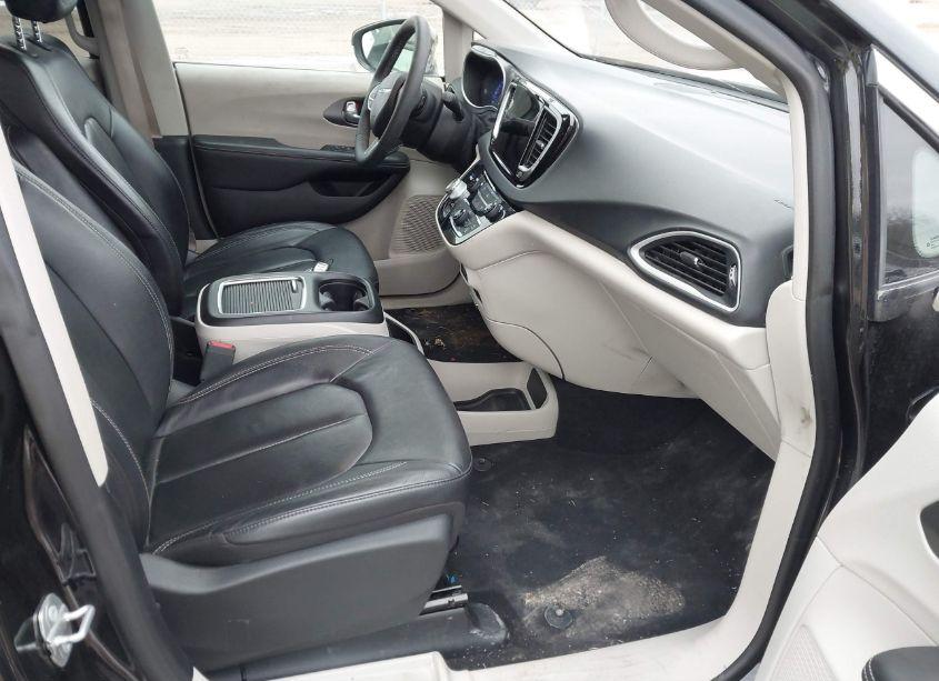 Photo 5 of 2022 Chrysler Pacifica TOURING L (VIN 2C4RC1BG7NR177172)