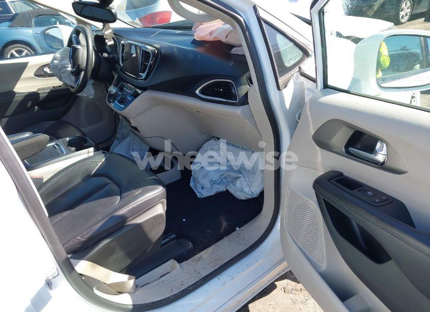 Photo 5 of 2022 Chrysler Pacifica TOURING L (VIN 2C4RC1BG7NR178063)