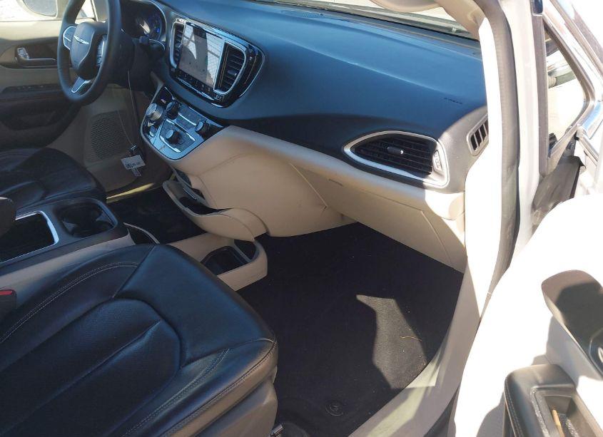 Photo 5 of 2022 Chrysler Pacifica TOURING L (VIN 2C4RC1BG7NR188897)