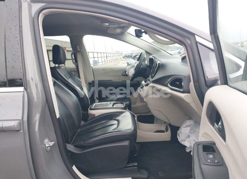 Photo 5 of 2022 Chrysler Pacifica TOURING L (VIN 2C4RC1BG7NR191430)