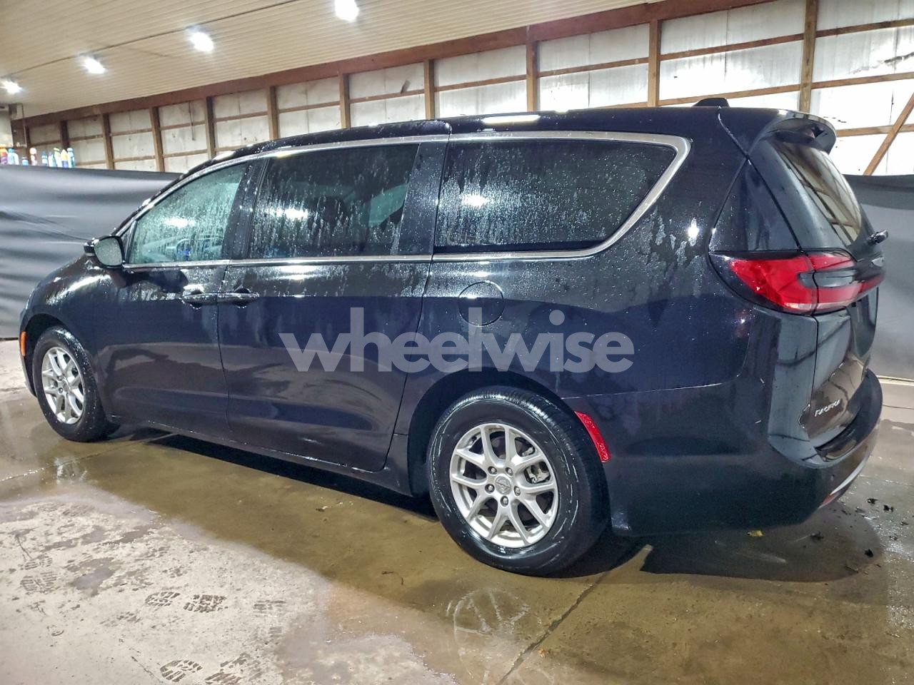 Photo 2 of 2024 CHRYSLER PACIFICA TOURING L (VIN 2C4RC1BG7RR124672)