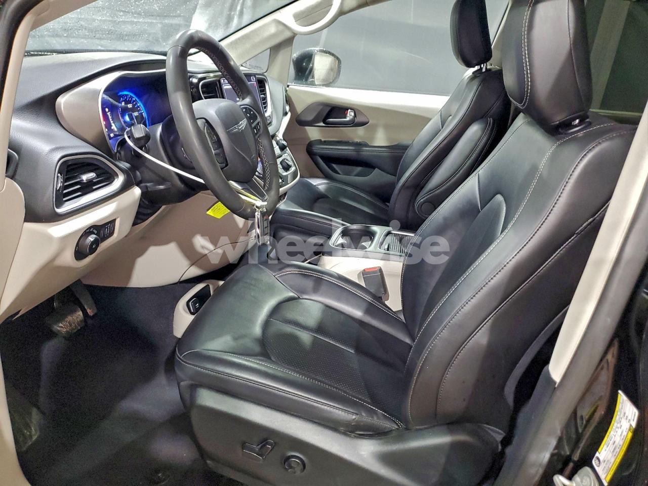 Photo 7 of 2024 CHRYSLER PACIFICA TOURING L (VIN 2C4RC1BG7RR124672)