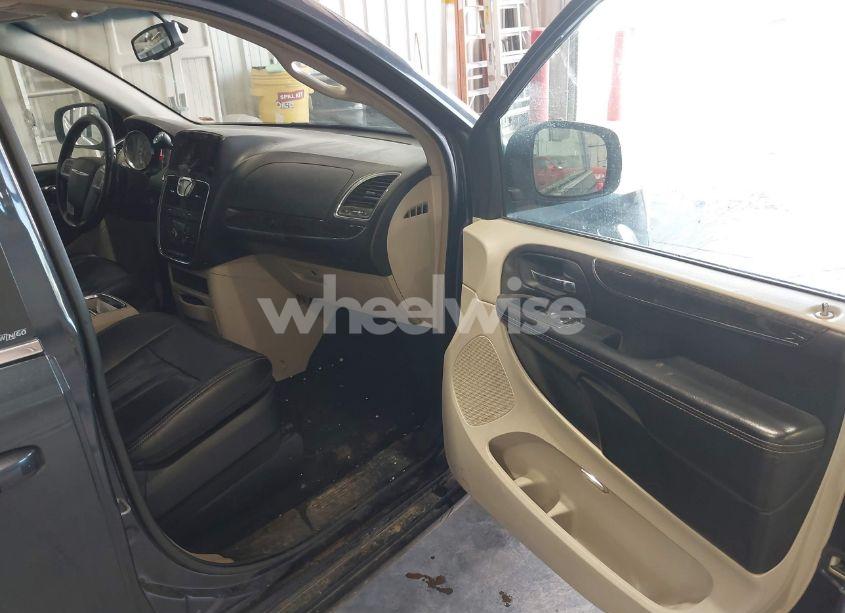 Photo 5 of 2014 Chrysler Town & COUNTRY TOURING (VIN 2C4RC1BG8ER132158)