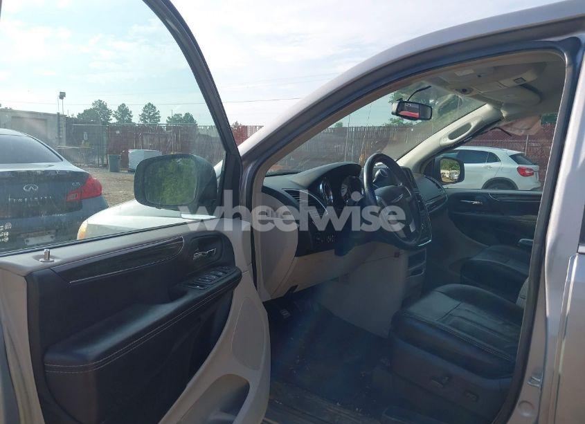 Photo 5 of 2014 Chrysler Town & COUNTRY TOURING (VIN 2C4RC1BG8ER163961)