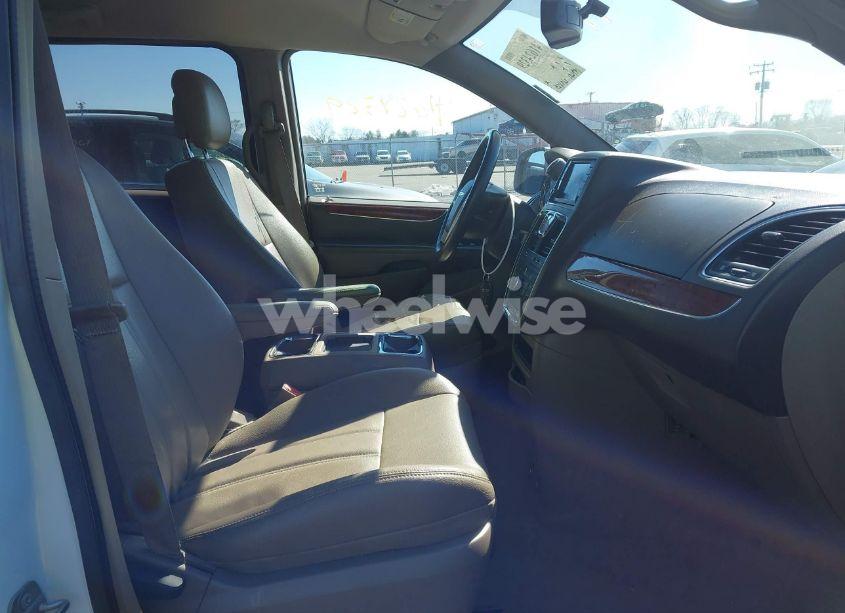 Photo 5 of 2014 Chrysler Town & COUNTRY TOURING (VIN 2C4RC1BG8ER216545)