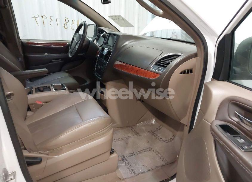 Photo 5 of 2014 Chrysler Town & COUNTRY TOURING (VIN 2C4RC1BG8ER403932)