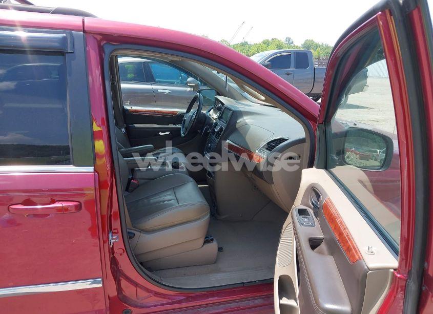 Photo 5 of 2014 Chrysler Town & COUNTRY TOURING (VIN 2C4RC1BG8ER445033)