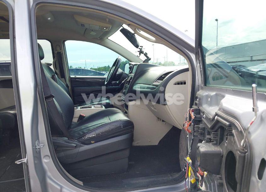 Photo 5 of 2015 Chrysler Town & COUNTRY TOURING (VIN 2C4RC1BG8FR595614)