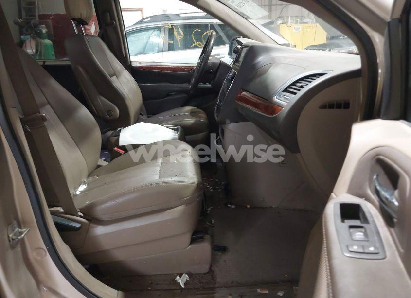 Photo 5 of 2016 Chrysler Town & COUNTRY TOURING (VIN 2C4RC1BG8GR254411)