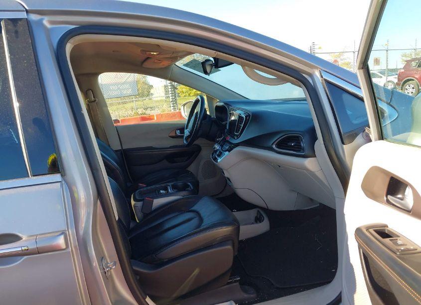 Photo 5 of 2017 Chrysler Pacifica TOURING-L (VIN 2C4RC1BG8HR540261)