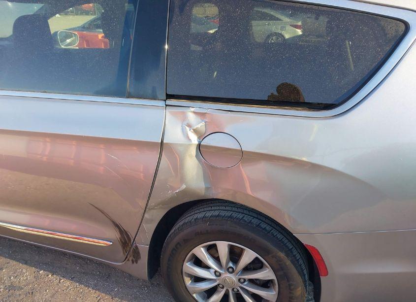 Photo 6 of 2017 Chrysler Pacifica TOURING-L (VIN 2C4RC1BG8HR540261)