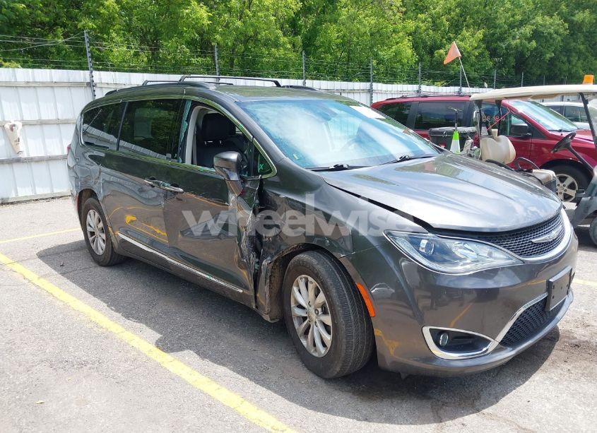 2017 Chrysler Pacifica TOURING-L (VIN 2C4RC1BG8HR720615) main photo