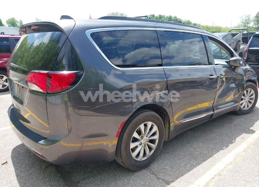 Photo 4 of 2017 Chrysler Pacifica TOURING-L (VIN 2C4RC1BG8HR720615)