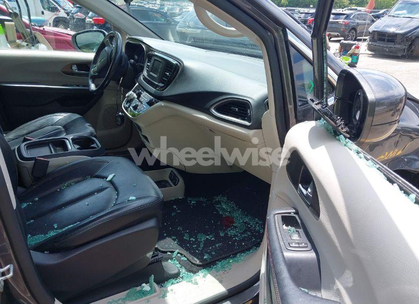 Photo 5 of 2017 Chrysler Pacifica TOURING-L (VIN 2C4RC1BG8HR720615)