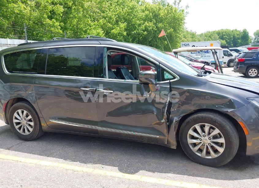 Photo 6 of 2017 Chrysler Pacifica TOURING-L (VIN 2C4RC1BG8HR720615)