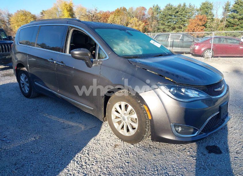 2017 Chrysler Pacifica TOURING-L (VIN 2C4RC1BG8HR745496) main photo