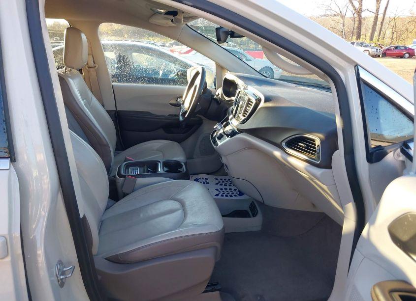 Photo 5 of 2017 Chrysler Pacifica TOURING-L (VIN 2C4RC1BG8HR759706)