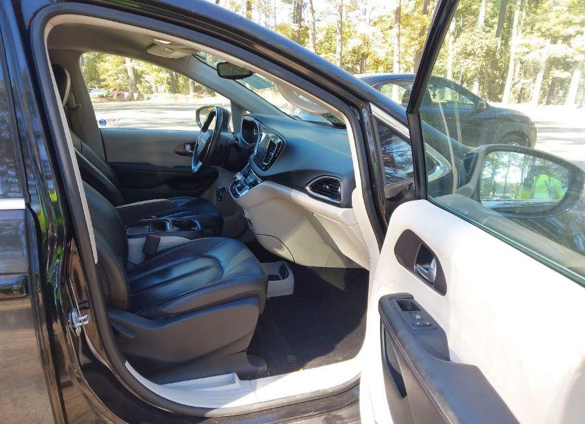 Photo 5 of 2017 Chrysler Pacifica TOURING-L (VIN 2C4RC1BG8HR788025)