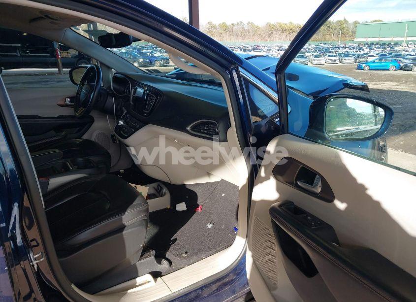 Photo 5 of 2017 Chrysler Pacifica TOURING-L (VIN 2C4RC1BG8HR803784)