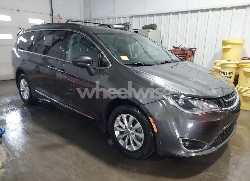 2017 Chrysler Pacifica TOURING-L (VIN 2C4RC1BG8HR845050) main photo