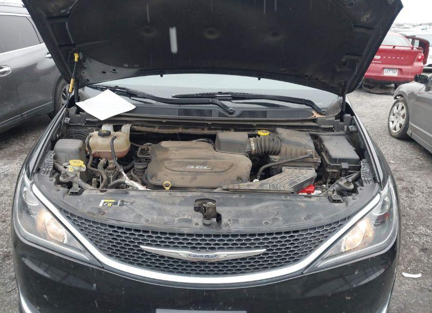 Photo 10 of 2018 Chrysler Pacifica TOURING L (VIN 2C4RC1BG8JR217334)