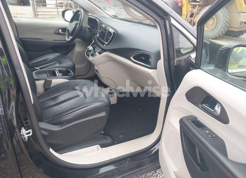 Photo 5 of 2018 Chrysler Pacifica TOURING L (VIN 2C4RC1BG8JR262158)