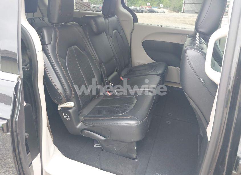 Photo 8 of 2018 Chrysler Pacifica TOURING L (VIN 2C4RC1BG8JR262158)