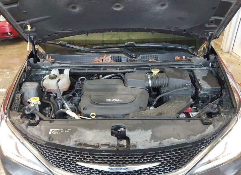 Photo 10 of 2018 Chrysler Pacifica TOURING L (VIN 2C4RC1BG8JR309687)