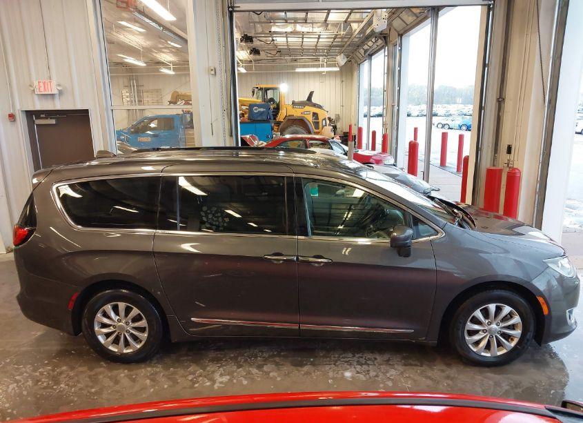 Photo 13 of 2018 Chrysler Pacifica TOURING L (VIN 2C4RC1BG8JR309687)