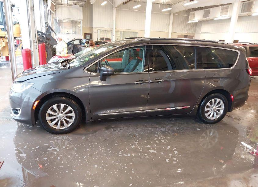 Photo 14 of 2018 Chrysler Pacifica TOURING L (VIN 2C4RC1BG8JR309687)