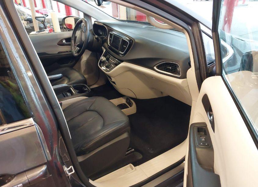 Photo 5 of 2018 Chrysler Pacifica TOURING L (VIN 2C4RC1BG8JR309687)